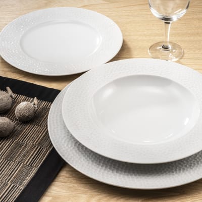 Assiette plate en porcelaine blanc
