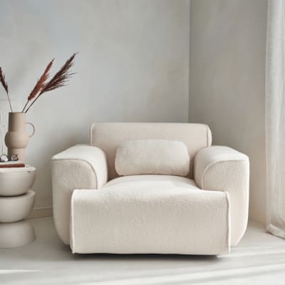 Fauteuil tissu bouclette crème, lignes arrondis