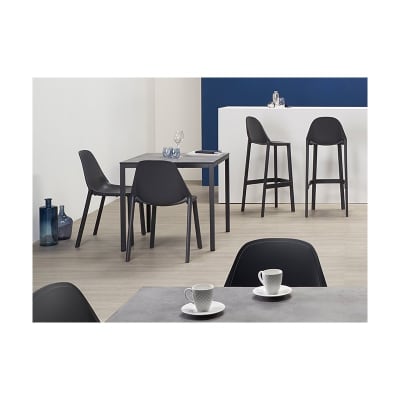 Chaise design en plastique gris