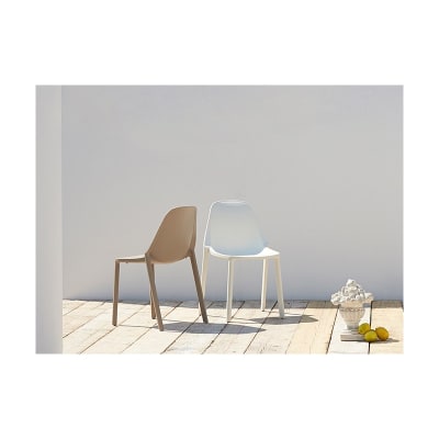 Chaise design en plastique blanc