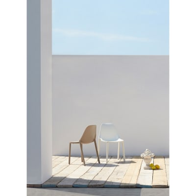 Chaise design en plastique taupe