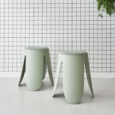 Set de 2 tabourets empilables vert céladon, bouclette texturée