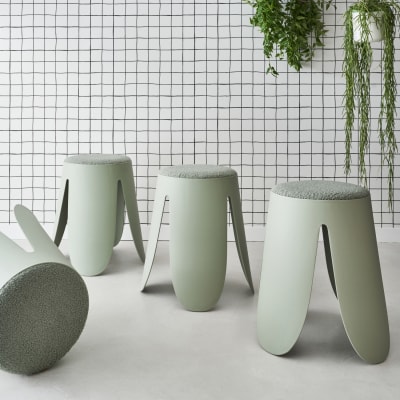 Set de 4 tabourets empilables verts céladon, bouclette texturée