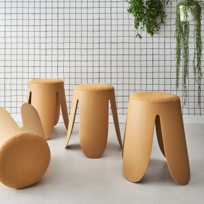 Set de 4 tabourets empilables moutardes, bouclette texturée