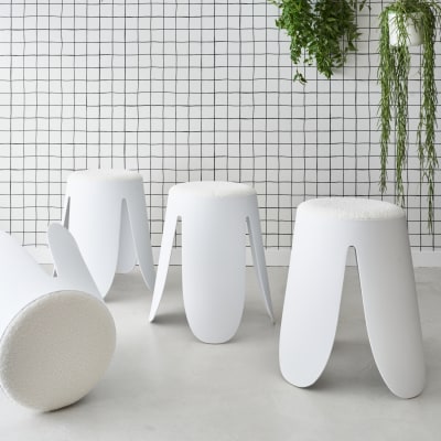 Set de 4 tabourets empilables blancs, bouclette texturée