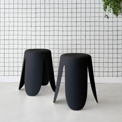 Set de 2 tabourets empilables noirs, bouclette texturée