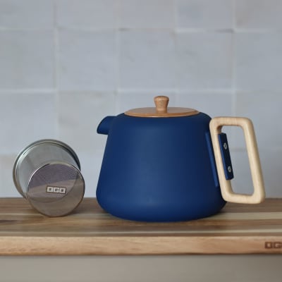 Théière en fonte bleue avec couvercle en bois 1l