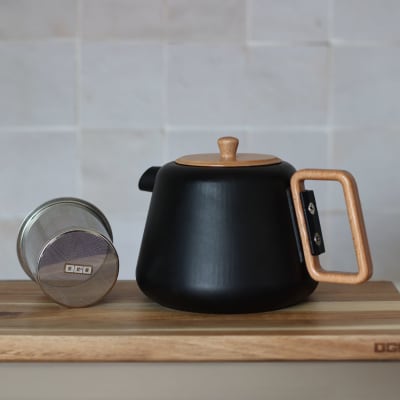 Théière en fonte noire avec couvercle en bois 1l