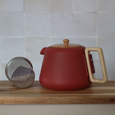 Théière en fonte rouge avec couvercle en bois 1l