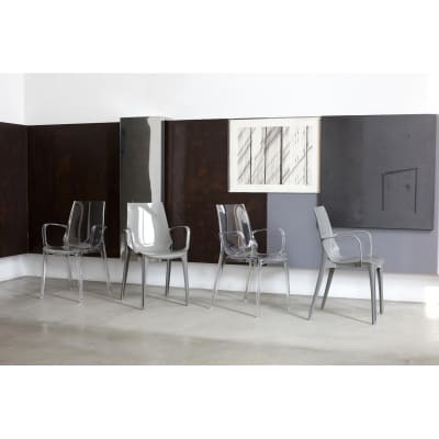 Chaise design en plastique gris transparent