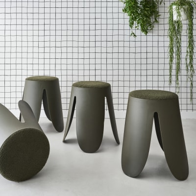 Set de 4 tabourets empilables kaki foncé bouclette texturée