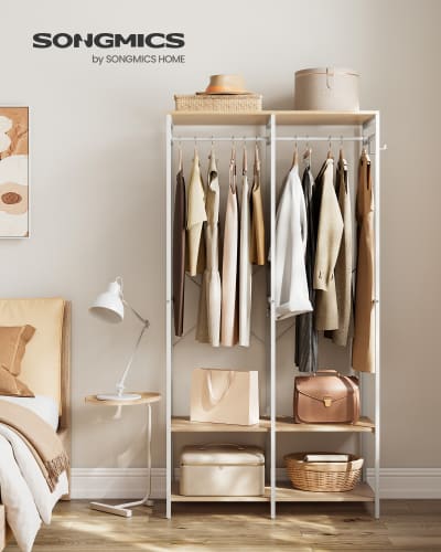 Armoire ouverte avec tringles de suspension beige et blanc