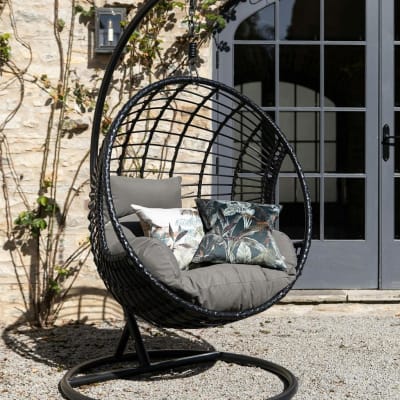 Fauteuil suspendu noir avec support en résine tressée