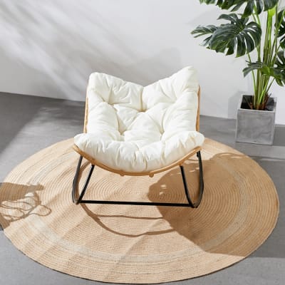 Fauteuil à bascule en résine tressée coussin beige