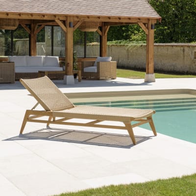 Bain de soleil en teck naturel et rotin synthétique beige