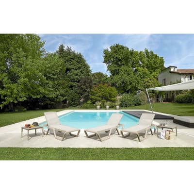 Bain de soleil en plastique taupe