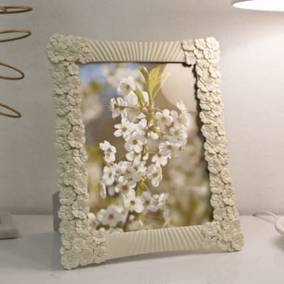 Cadre photo en résine beige avec fleurs et lignes cm 27,8x2x33