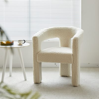 Fauteuil scandinave en bouclette blanche