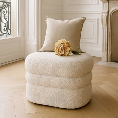 Pouf en bouclette écru et structure en bois