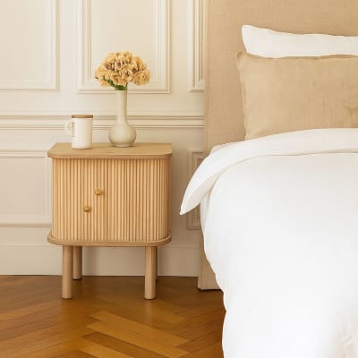 Meuble d'appoint en bois clair avec portes coulissantes