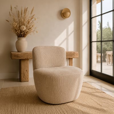 Fauteuil en tissu bouclette beige et structure en bois