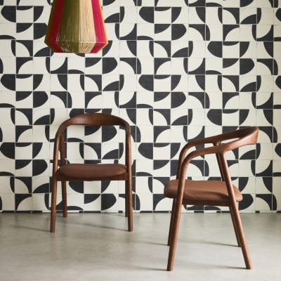Lot de 2 fauteuils bois d'hévéa et simili cuir marron