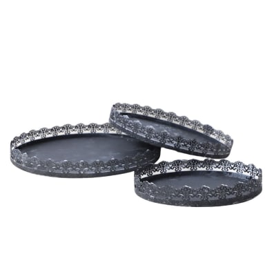 Set de 3 plateaux à gateaux motif dentelle en métal gris l.35 30 25 cm