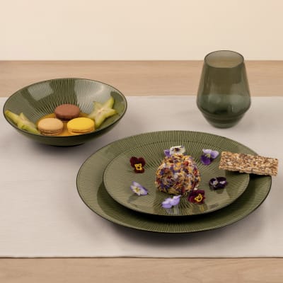 Assiette salade et pâtes en grès vert kaki