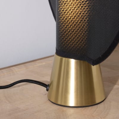 Lampe en métal doré et maille polymère noire h39,5 cm