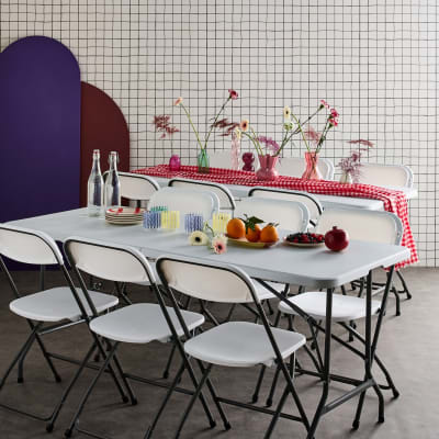 2 tables de réception pliables blanc + 12 chaises