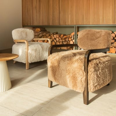 Fauteuil effet fourrure beige et structure en bois