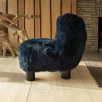 Fauteuil effet fourrure bleu et structure en bois