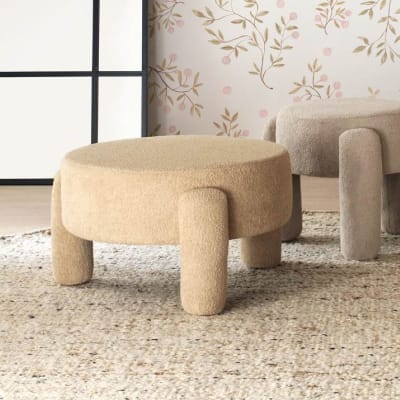 Structure du pouf et pieds tapissés en beige bouclé