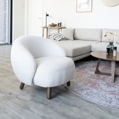 Fauteuil bas imitation laine blanche et pieds bois