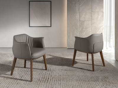 Chaise moderne en simili-cuir grise avec accoudoirs