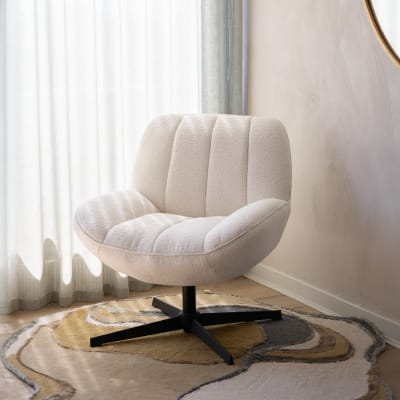 Fauteuil pivotant en tissu bouclé blanc cassé