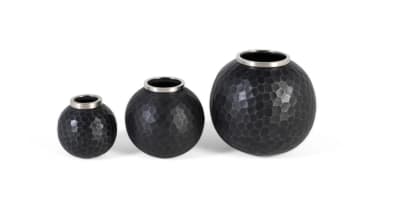 Ensemble de trois vases en métal gris foncé