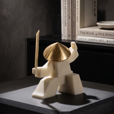 Samurai en résine beige et doré 17x7,5x18,5  cm