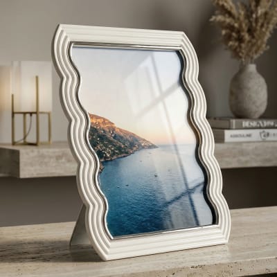 Cadre en résine blanche 25,2x1,7x30,3 cm (mesure interne 20x25 cm)