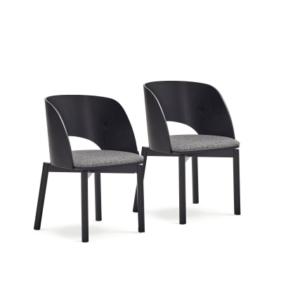 Lot de 2 chaises en contreplaqué de frêne peint en noir.