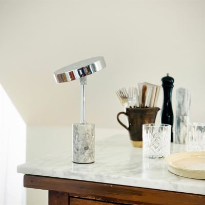 Lampe à poser en métal chrome marbre gris