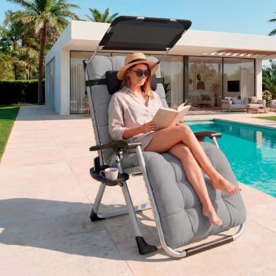 Chaise longue pliable avec pare-soleil et reposes-pieds gris clair