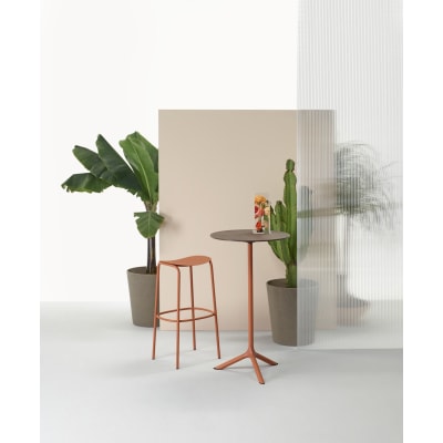 Tabouret design en métal terracotta