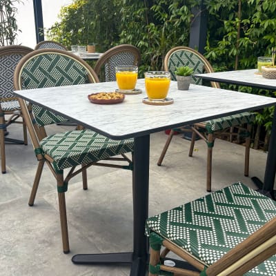Table carrée de jardin en acier et plateau hpl (2 places)
