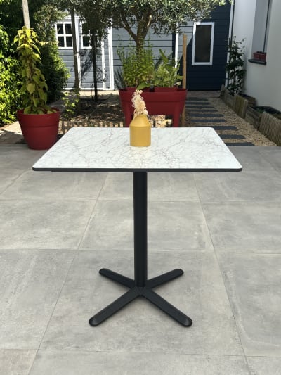 Table carrée de jardin en acier et plateau hpl