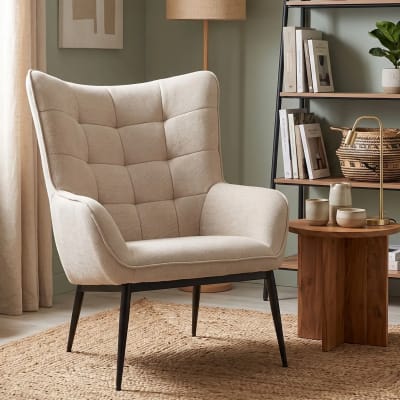 Fauteuil en tissu beige capitonné piétement oblique en métal noir