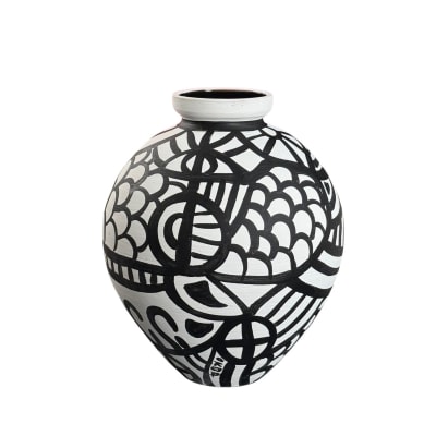 Vase en terre cuite décoré à la main noir H.24cm