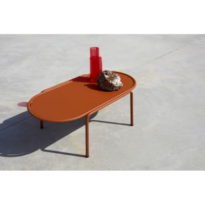 Table basse design en métal terracotta