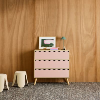 Commode enfant décor bois rose 3 tiroirs, pieds bois de pin