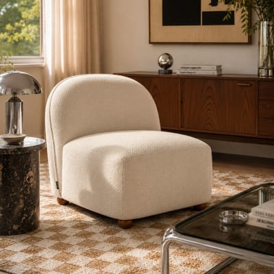 Fauteuil tissu chenille écru pieds boules teintés noyer